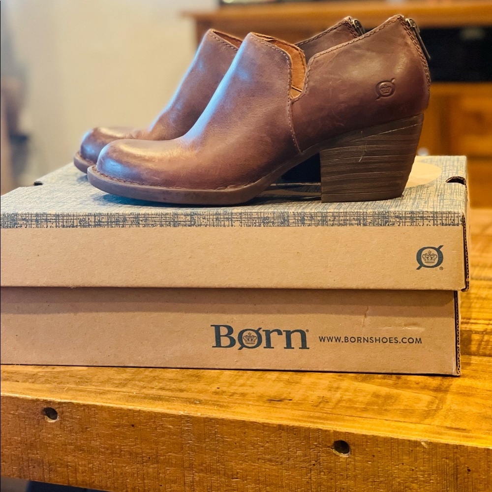 BORN Antonia Brown Booties Heel zip up back size 7 .